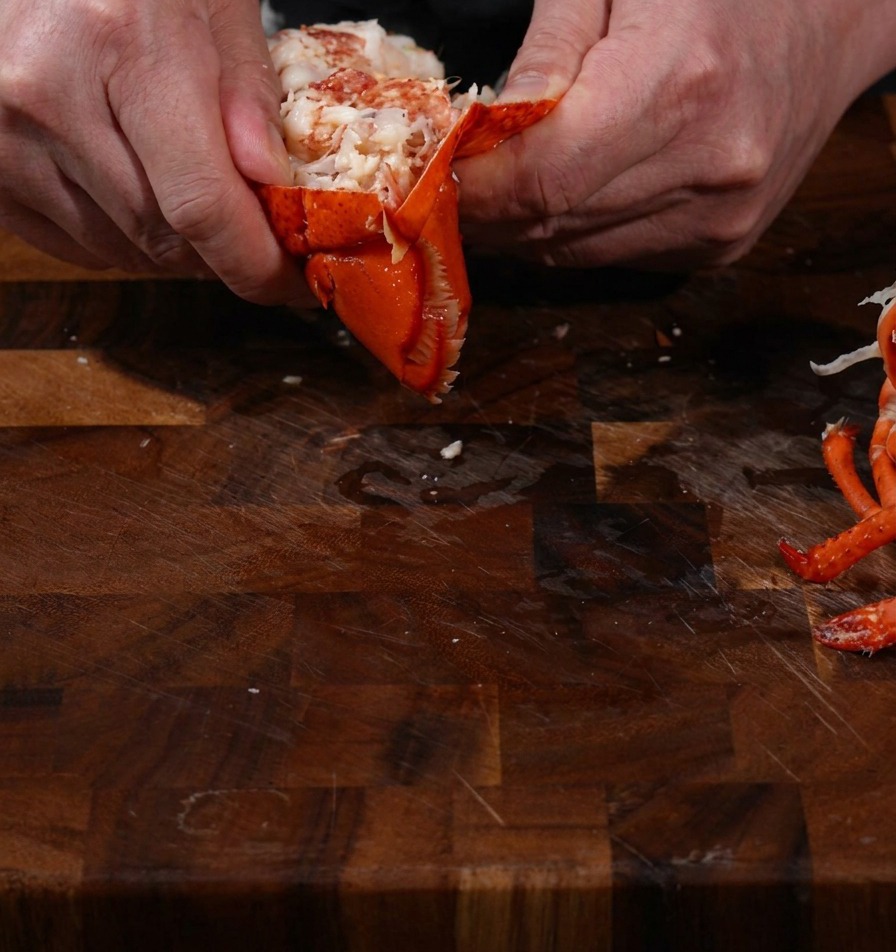 La chair du homard cuit extraite de la carapace.