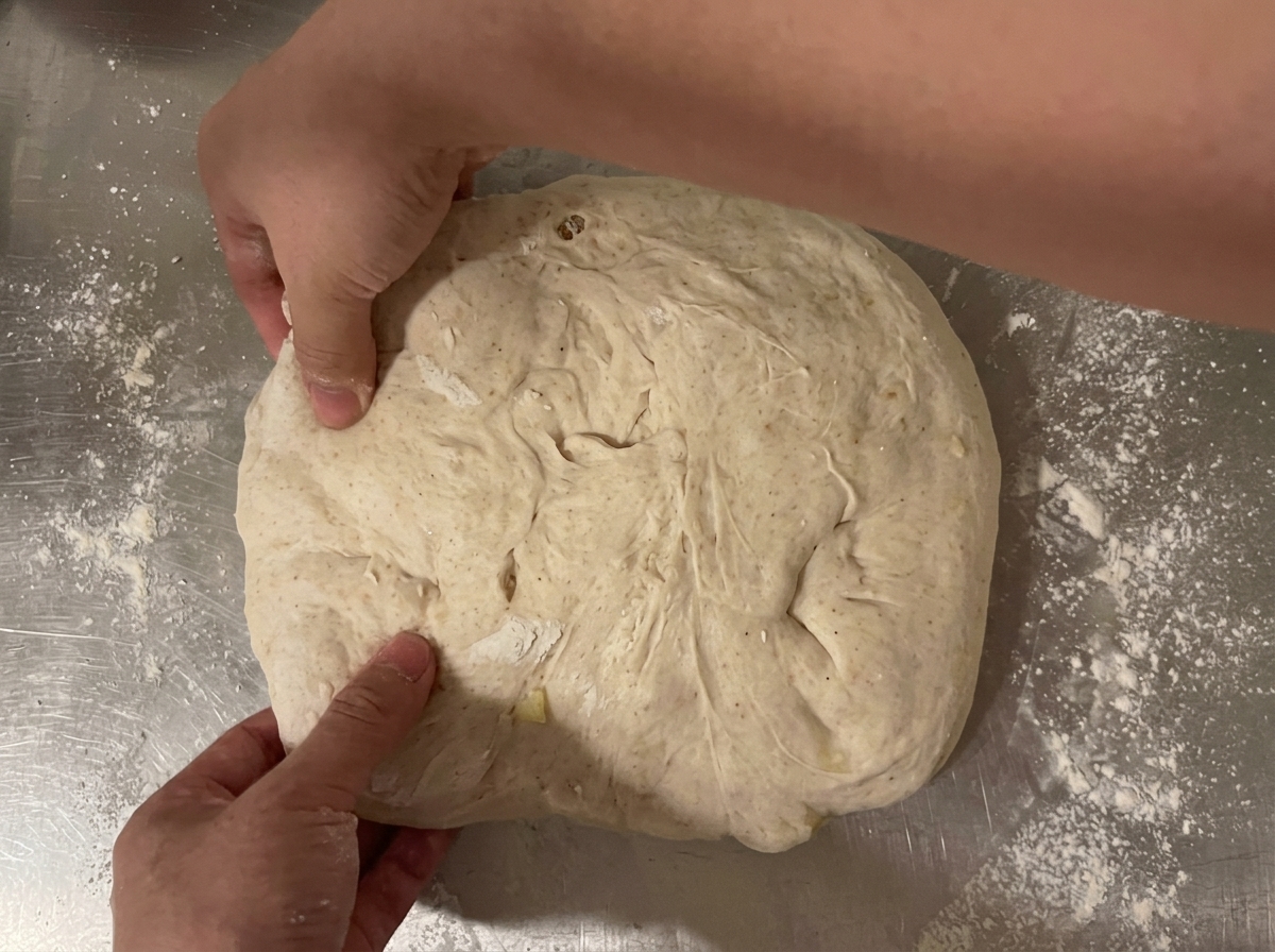 Pâte roulée en forme de miche sur le comptoir.