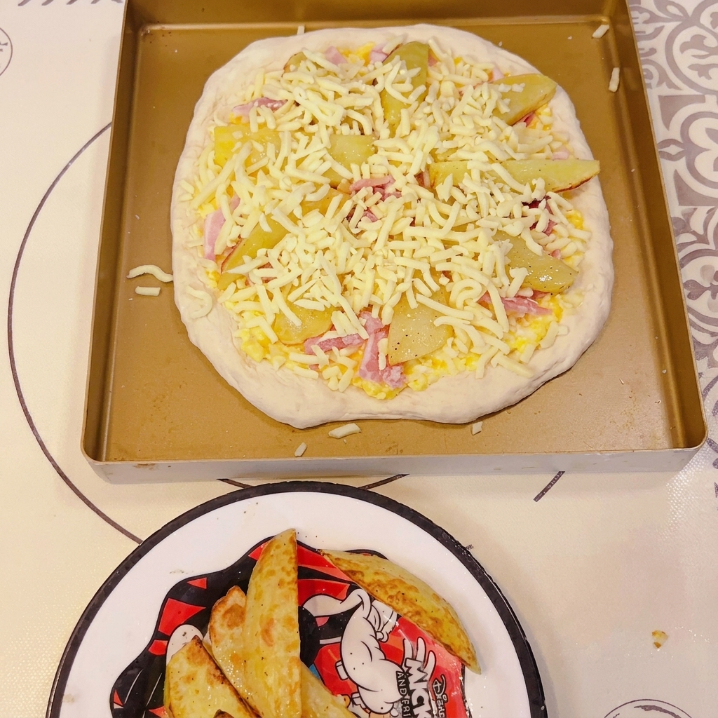 Un morceau de pâte plate ronde sur une plaque de cuisson piquée avec une fourchette pour créer des trous.