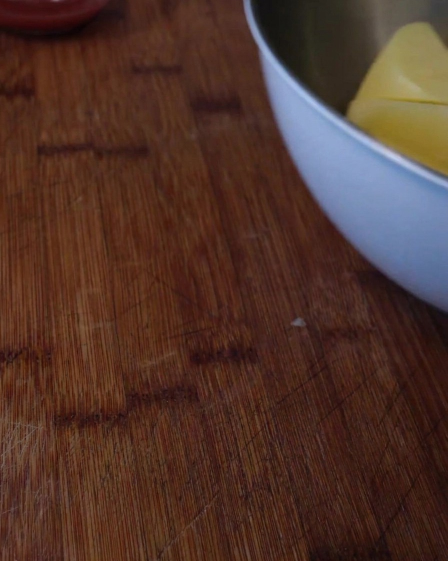 Gros plan de morceaux de pommes de terre bouillant dans une casserole deau.