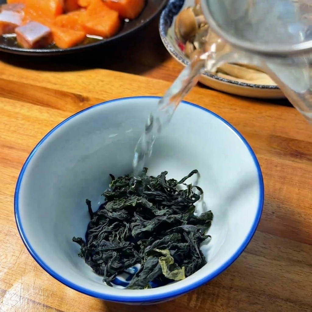 Algues wakame séchées en train dêtre réhydratées dans de leau chaude.