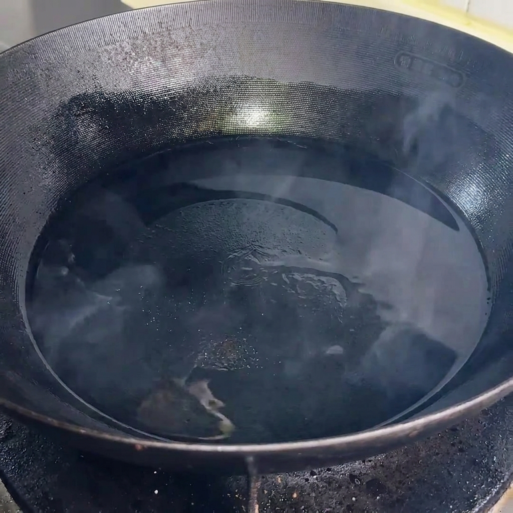 Tranches de Spam grésillant dans une poêle en fonte chaude, développant une croûte brune et croustillante.