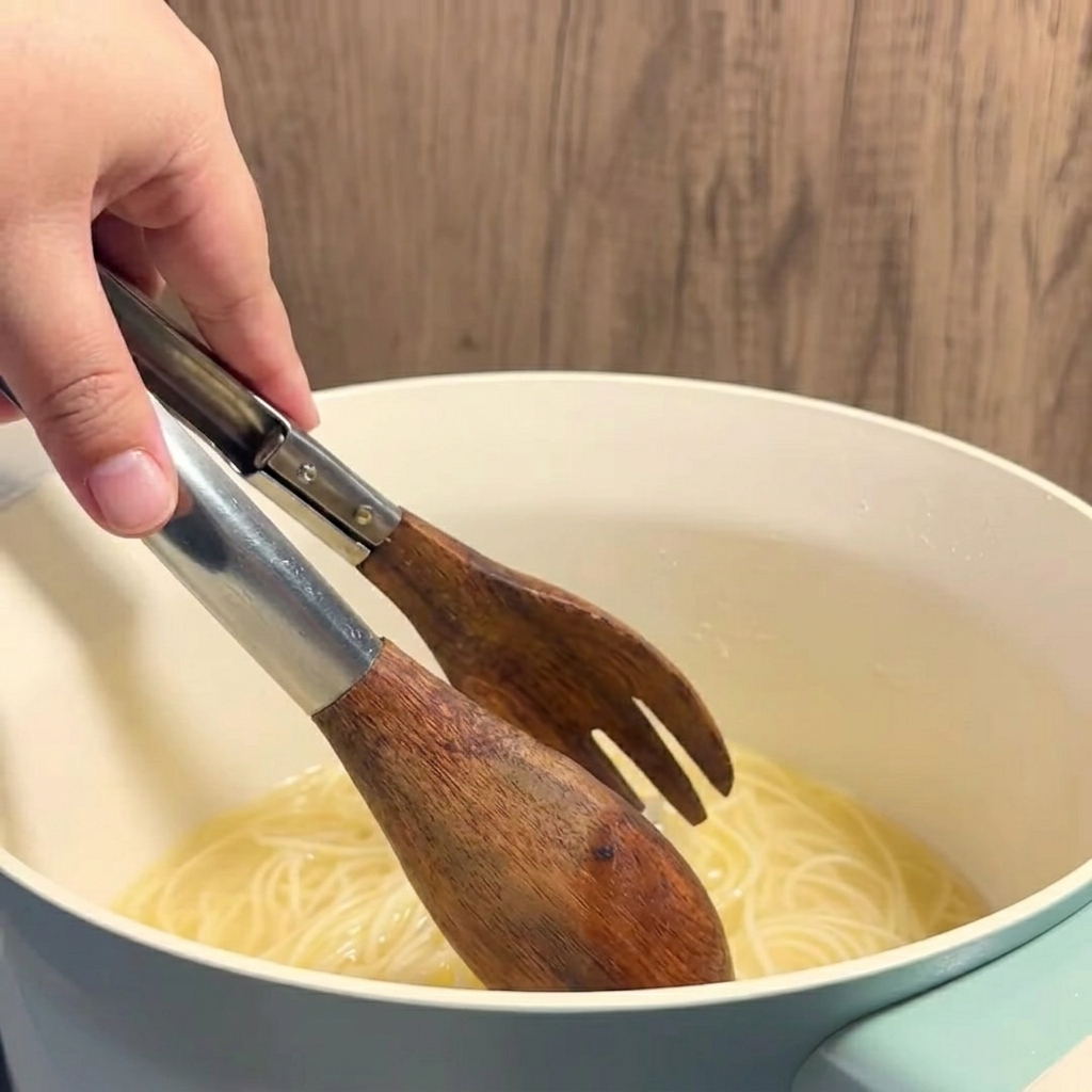 Bouillon de maïs chaud et beurré versé à la louche dans un verre transparent.
