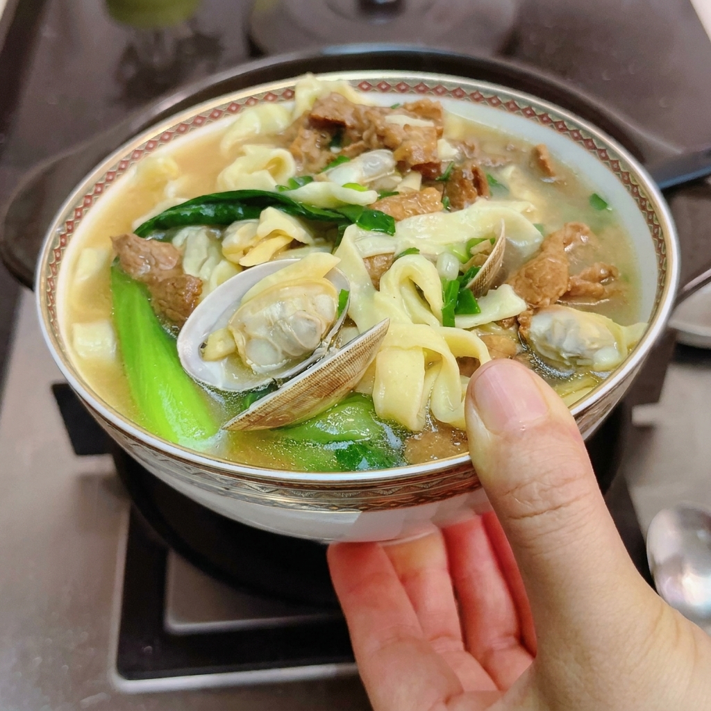 Tranches de viande marinée déposées dans un pot en terre cuite chaud et vide.