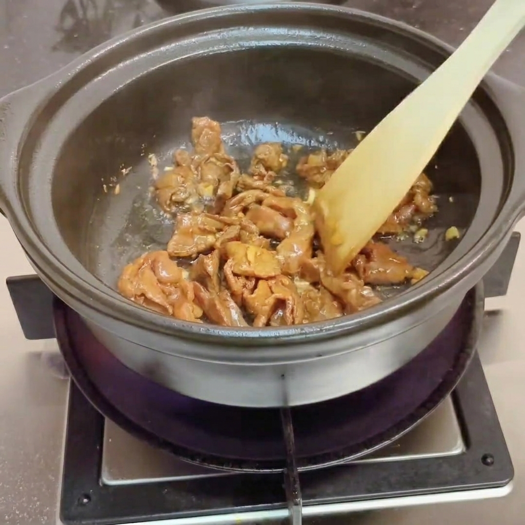 Palourdes ajoutées dans le pot avec de leau chaude versée par-dessus.