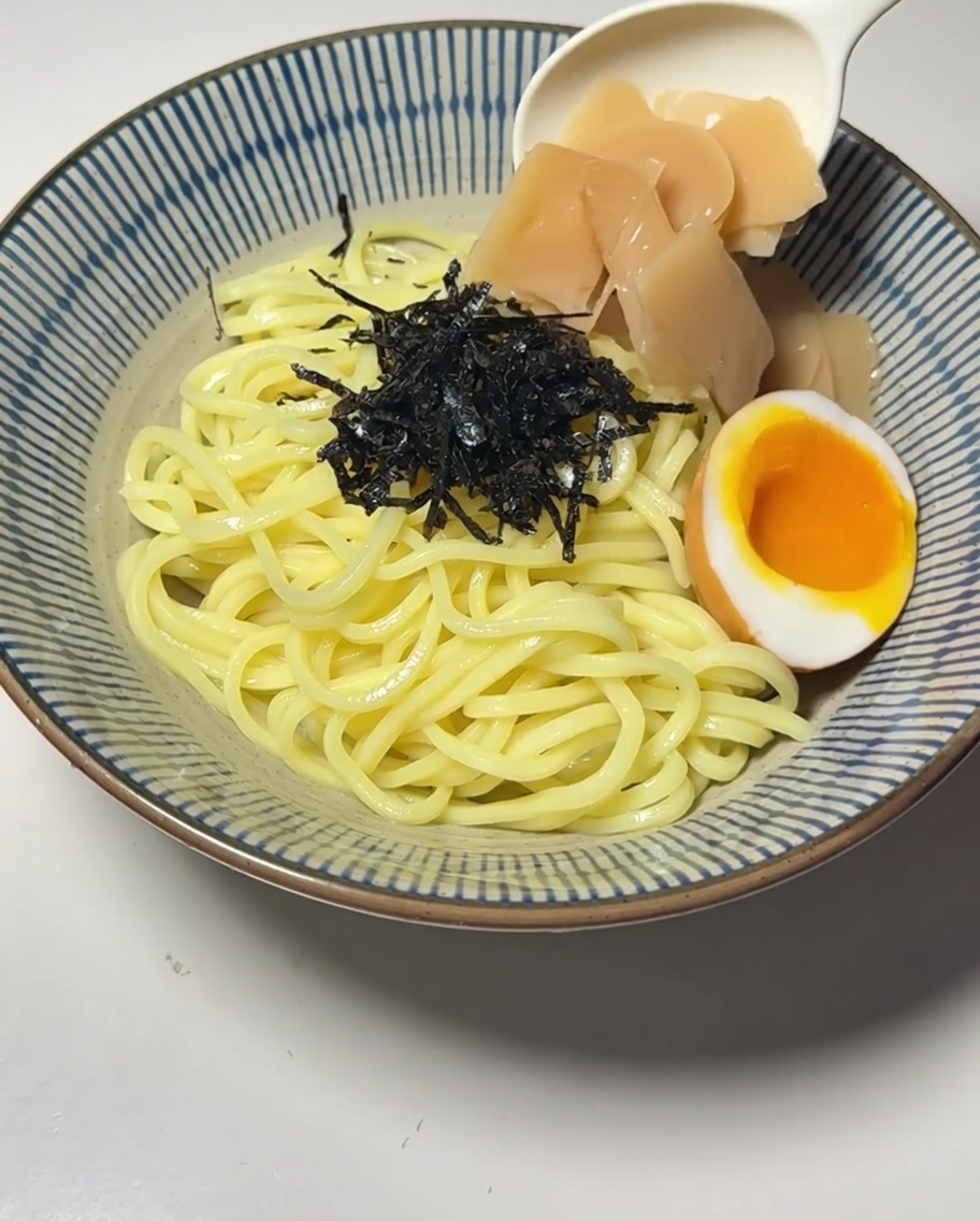 Sauce orange épaisse versée dans un petit bol de service.