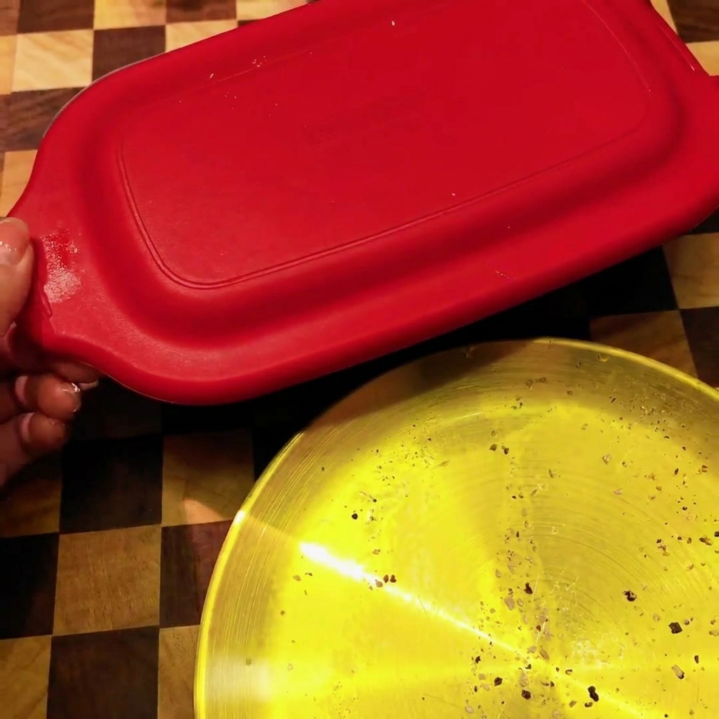 Filet de saumon placé dans une poêle prêt à passer au micro-ondes.