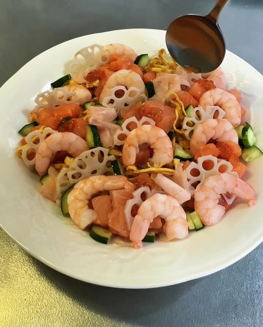 Vue rapprochée dœufs de poisson orange vifs déposés sur les morceaux de saumon.