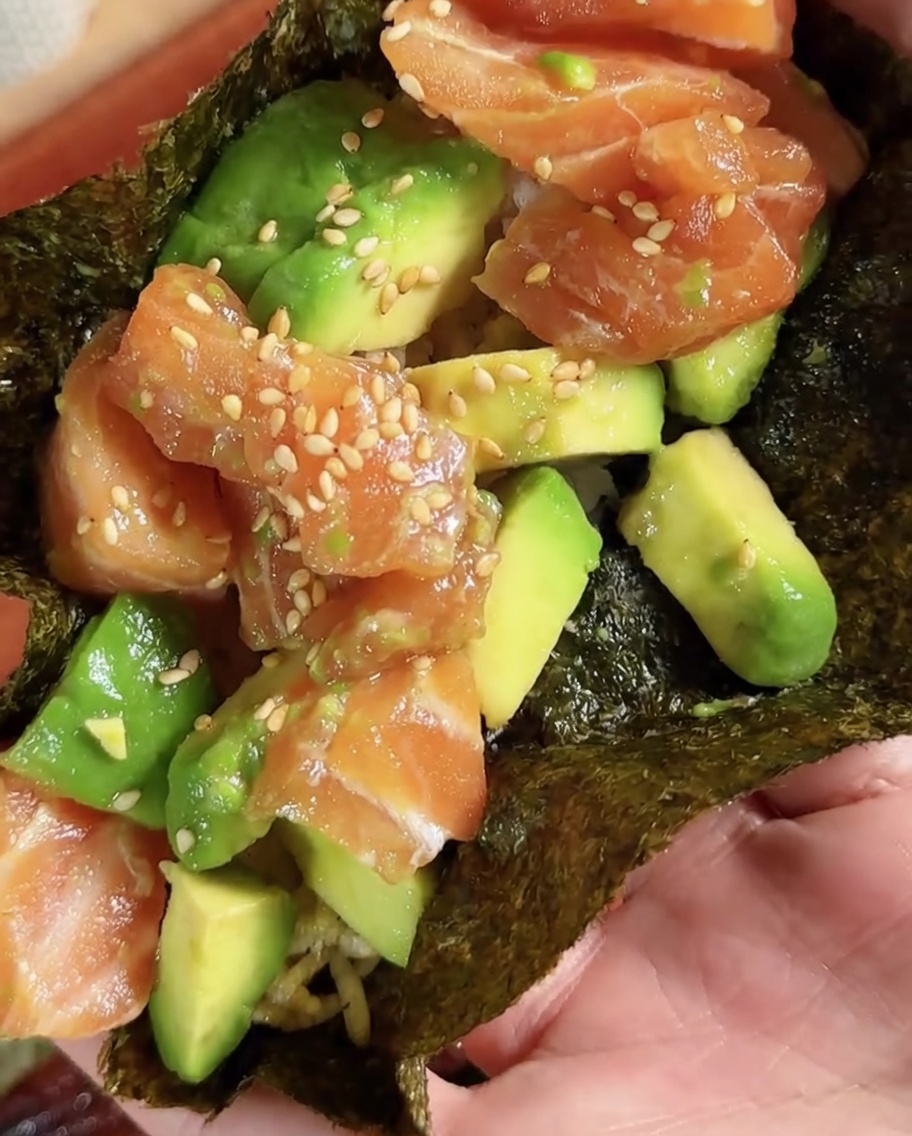 Une feuille de nori ronde découpée dans une grande feuille.