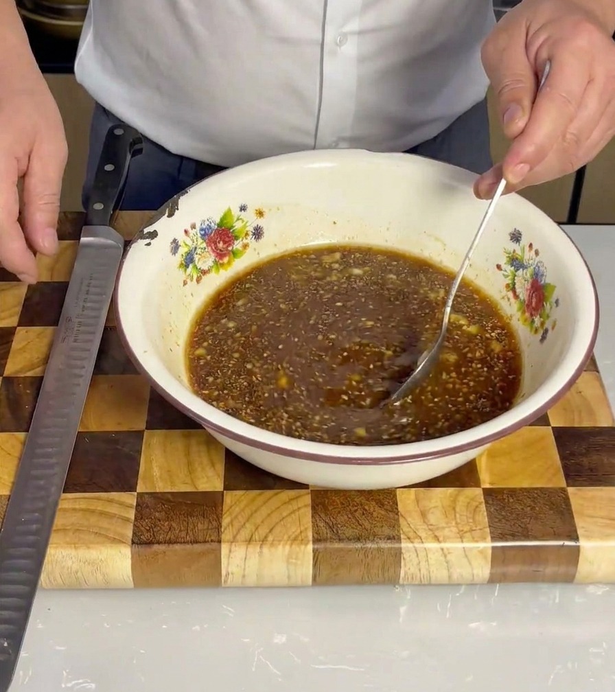 Des tranches de poitrine de porc sont placées dans le bol de marinade et soigneusement enrobées.