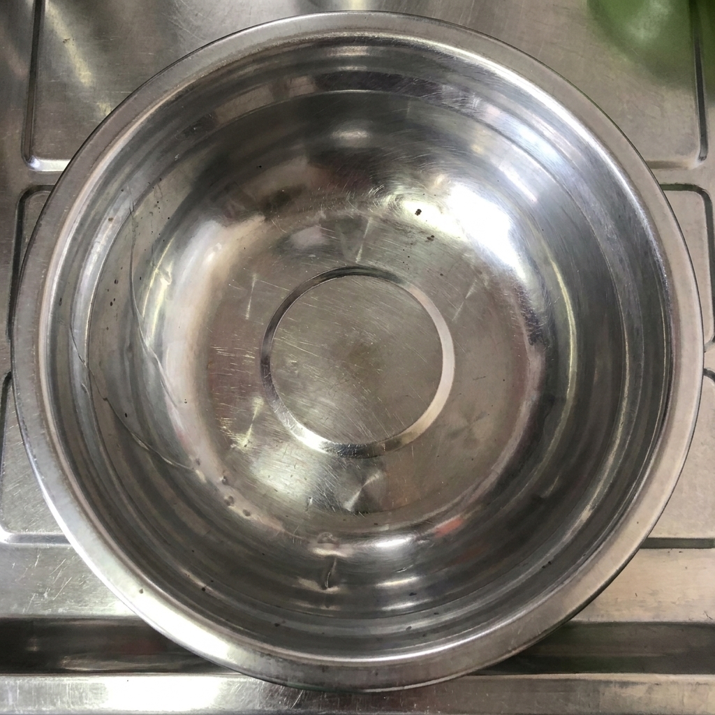Gros plan de la sauce pimentée de Tianjin déposée dans un bol à mélanger en acier inoxydable.