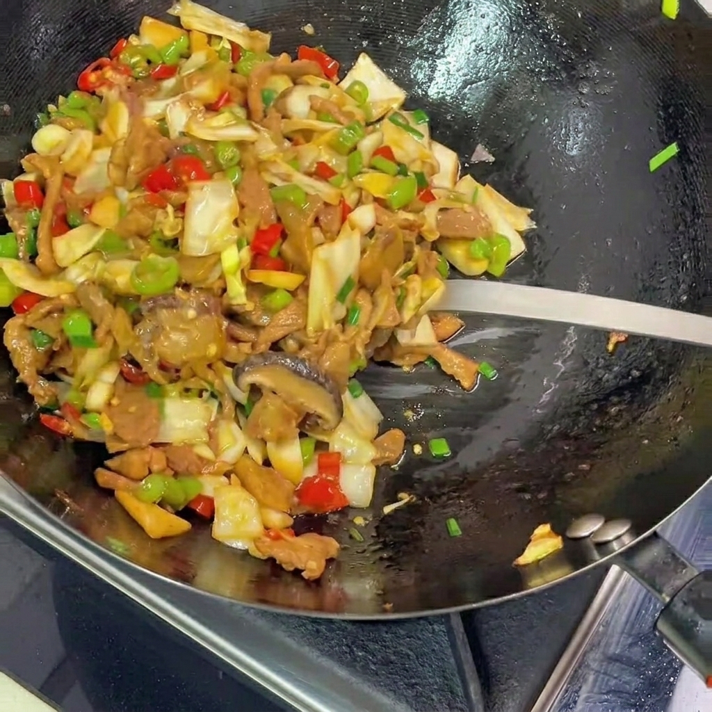 Spatule servant le mélange coloré de chou mariné, de porc et de piments du wok vers une assiette.