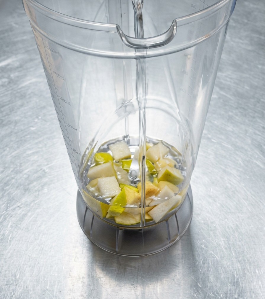 Aromates hachés dans un mixeur auxquels on ajoute de leau avant de mixer.