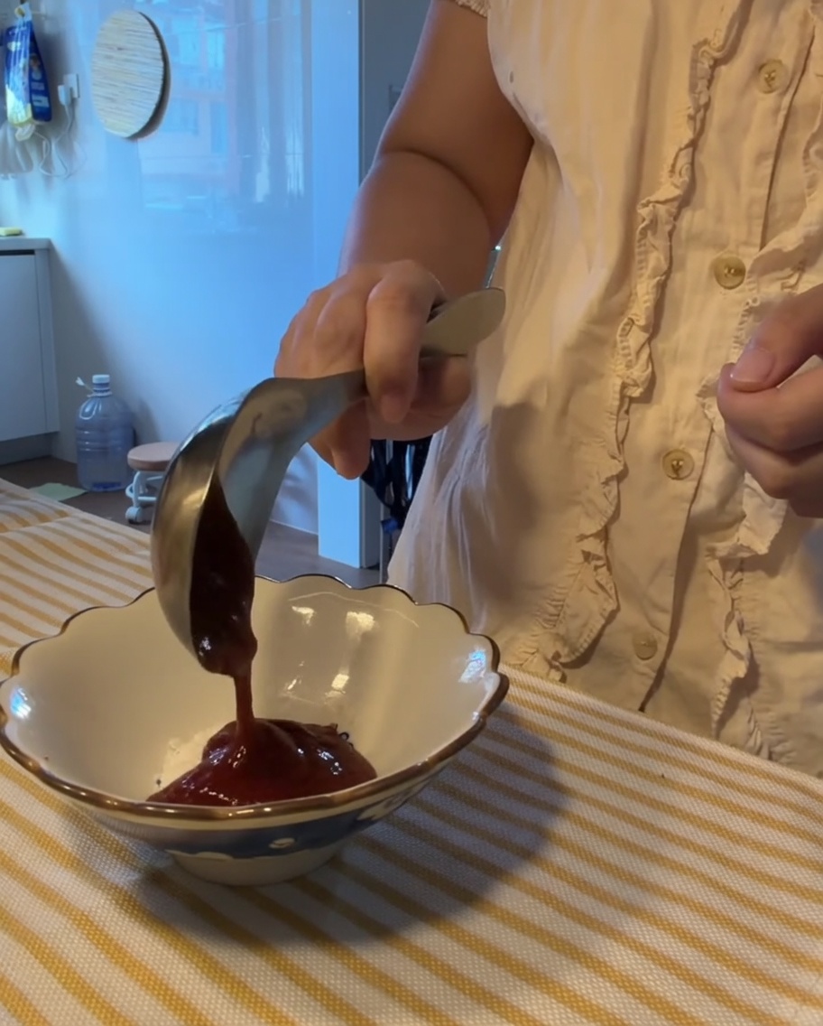 Différentes sauces et assaisonnements mélangés dans un petit bol blanc.