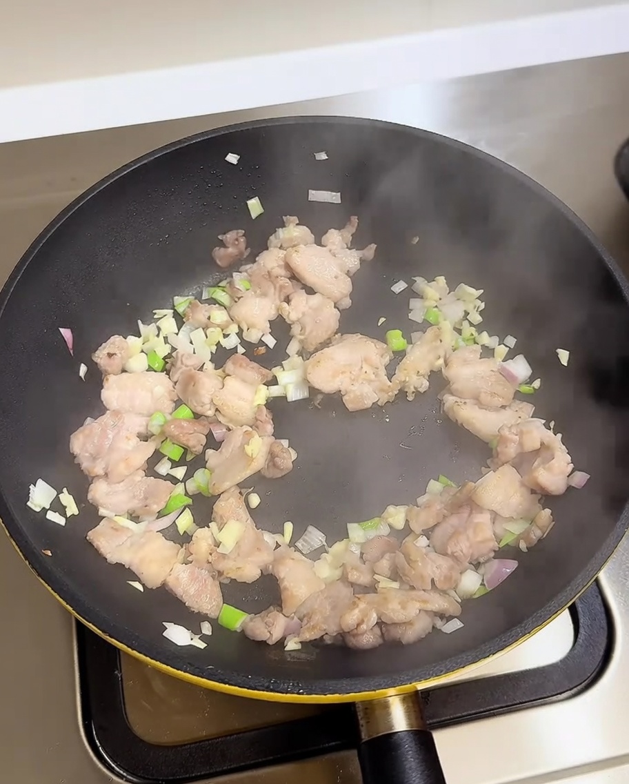 Poitrine de porc, oignons verts, ail et oignons sautés avec ajout de liquides dassaisonnement.