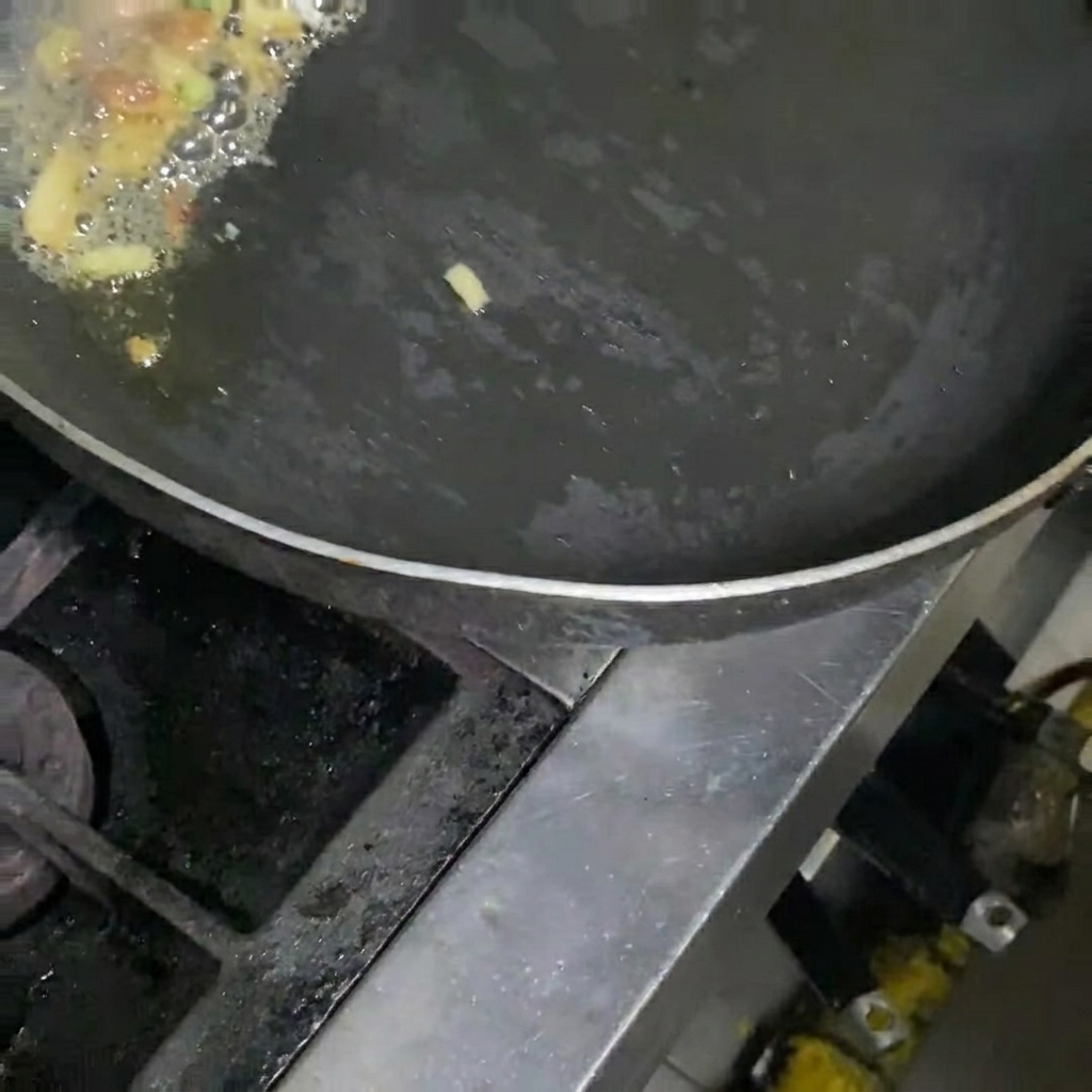 Kimchi en train de sauter dans une poêle avec le porc et les oignons.