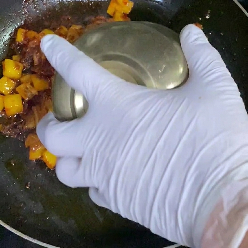 Riz blanc ajouté dans la poêle avec les autres ingrédients.