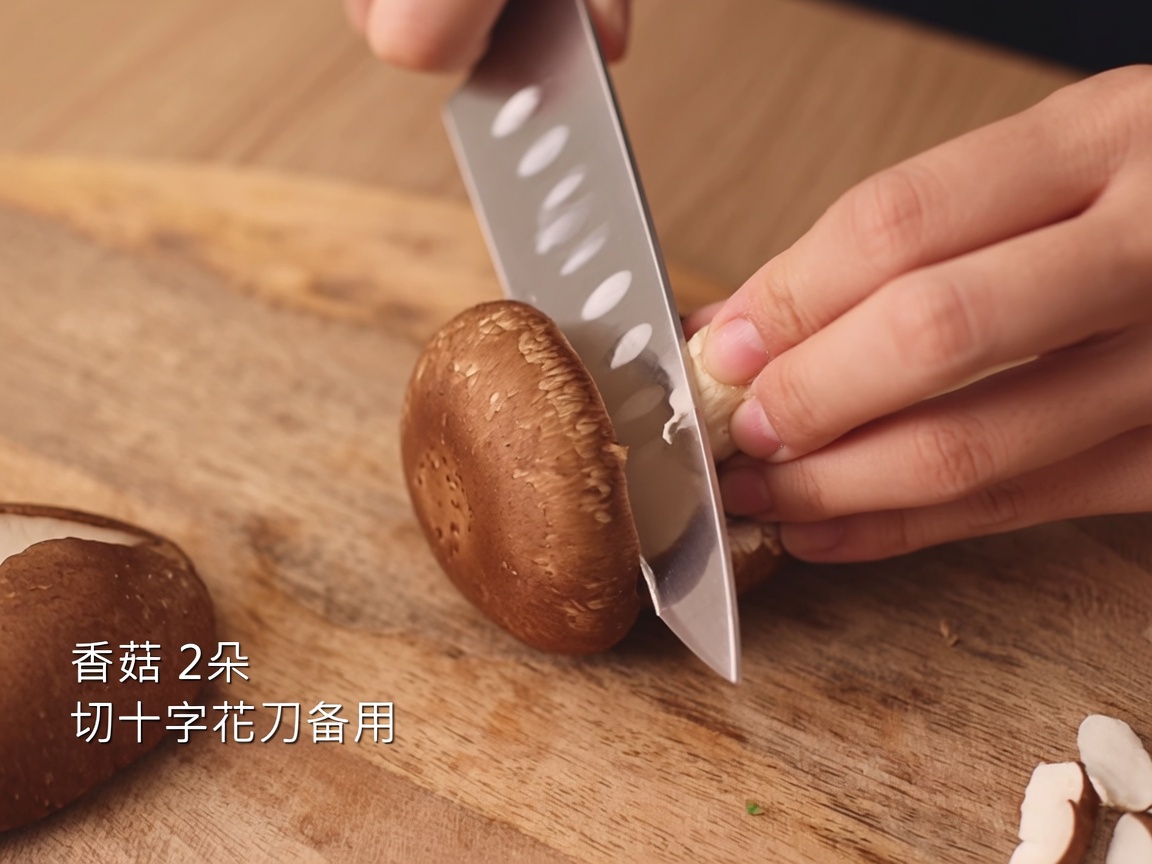 Un couteau gravant une forme de croix sur le dessus dun champignon shiitake frais.