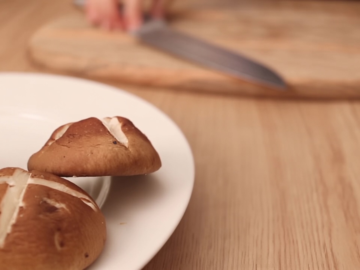 Gâteau de poisson végétarien tranché en lanières sur une planche à découper.