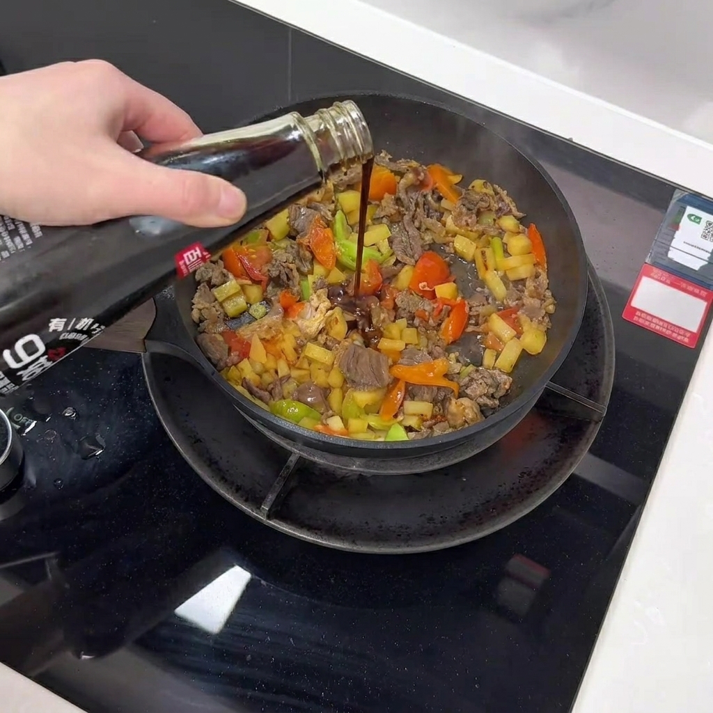 La sauce soja aux champignons est versée sur le mélange bœuf-légumes.