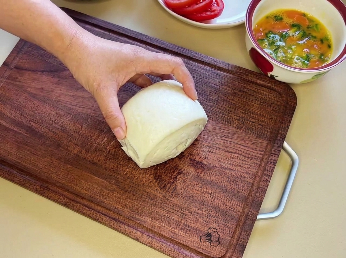 Brioche vapeur coupée horizontalement en deux.
