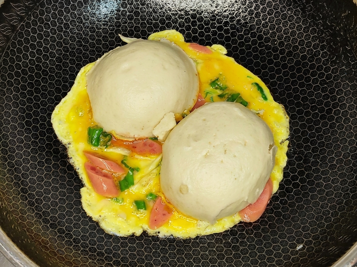 Omelette retournée avec le pain en dessous.