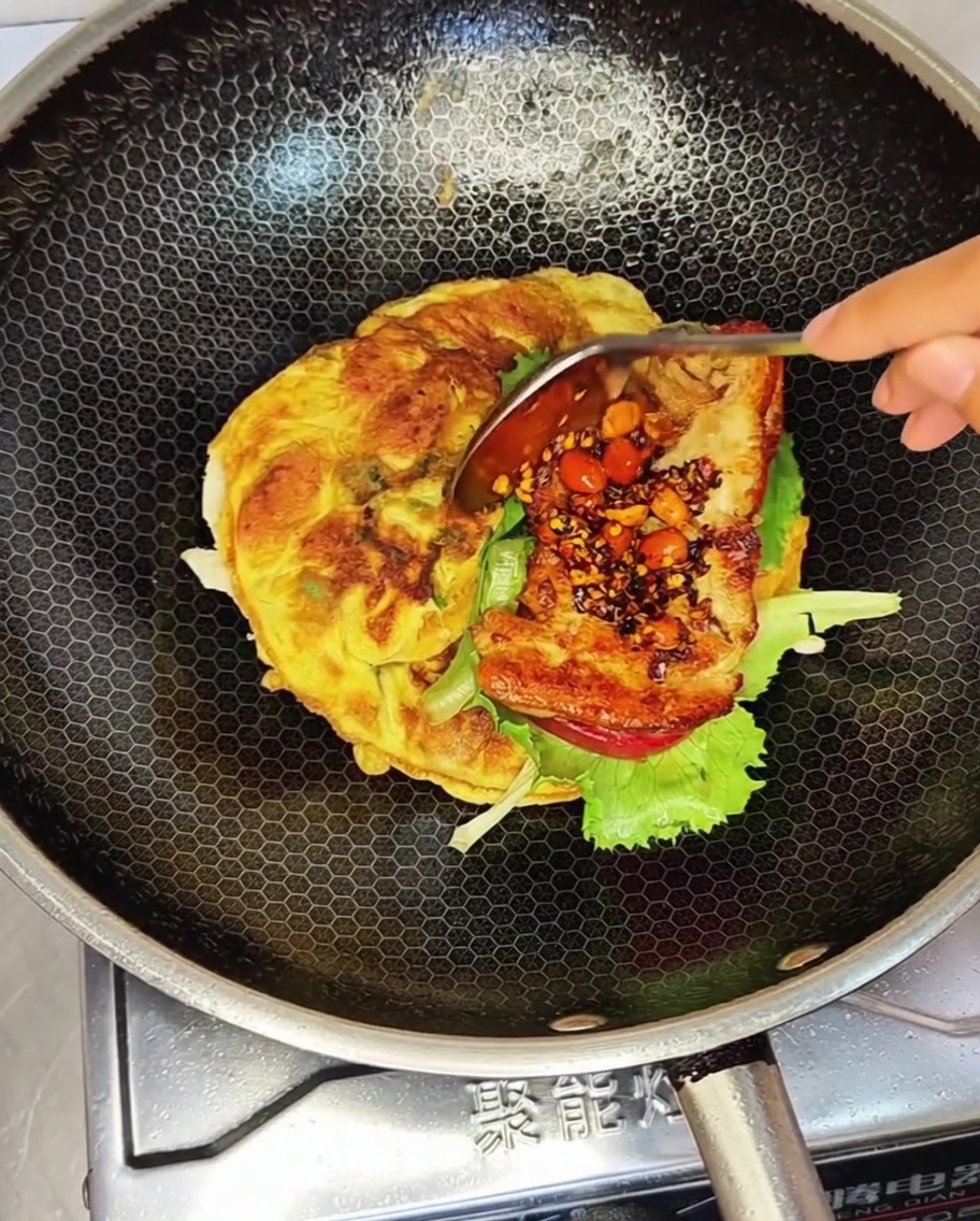 Poulet et sauce posés sur les légumes.