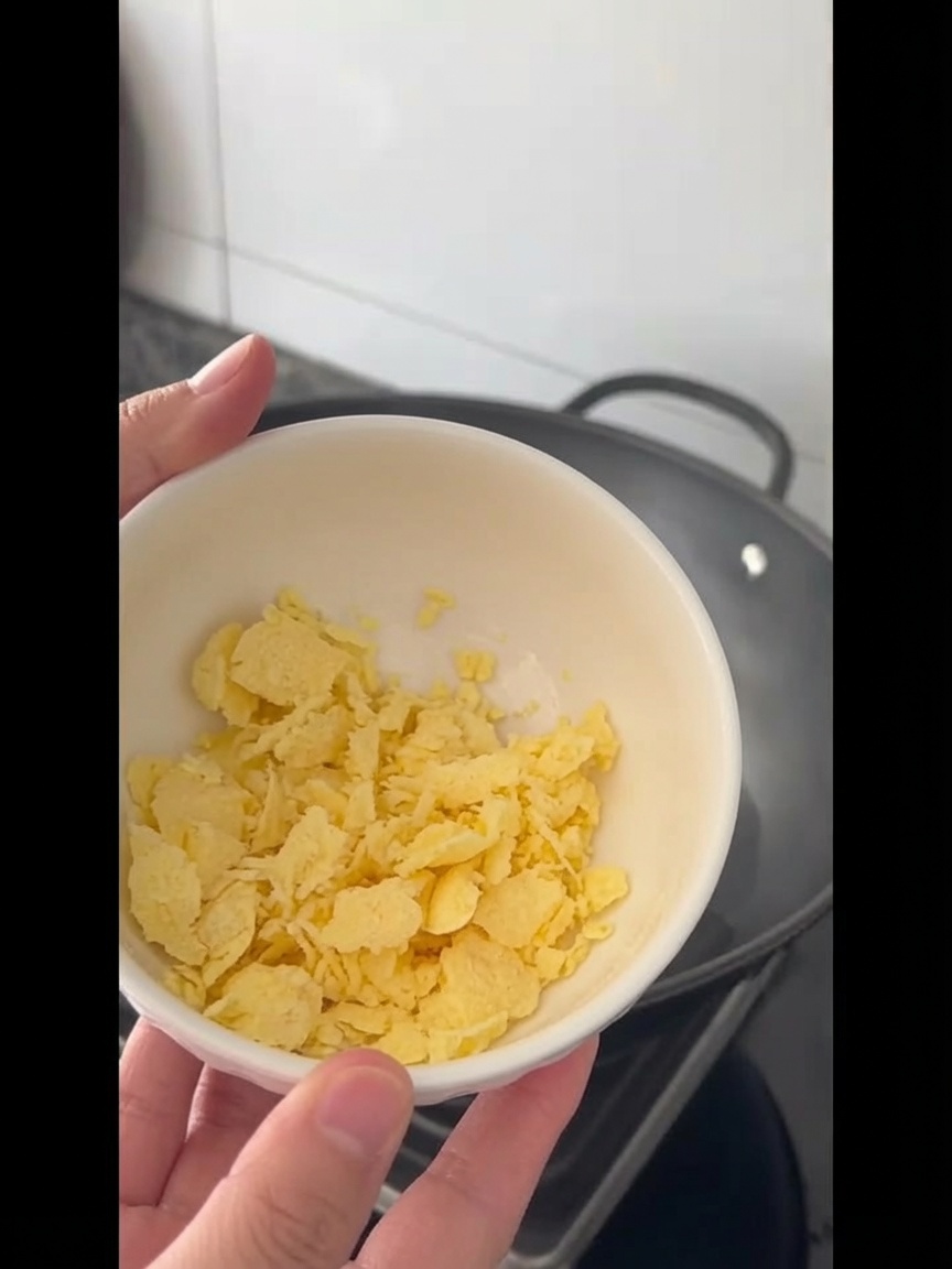 Dés de beurre fondant dans lhuile chaude du wok.