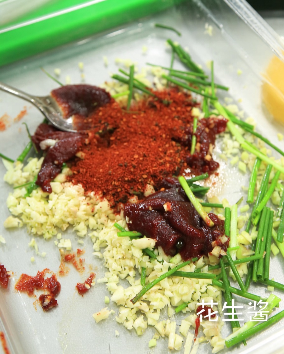 Un filet de sauce soja claire versé dans le récipient contenant la marinade.
