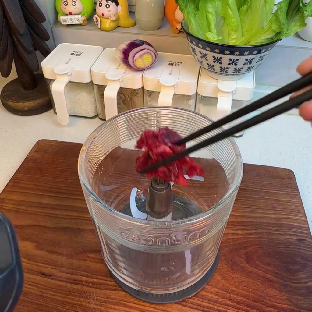 Steak de hampe haché dans le bol dun robot culinaire.