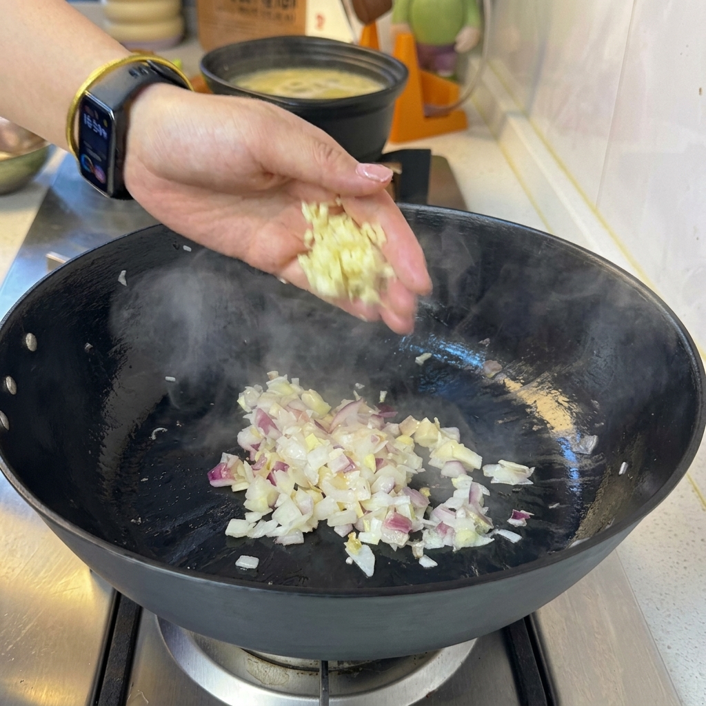 Ail haché et bœuf en cours de cuisson dans la poêle.