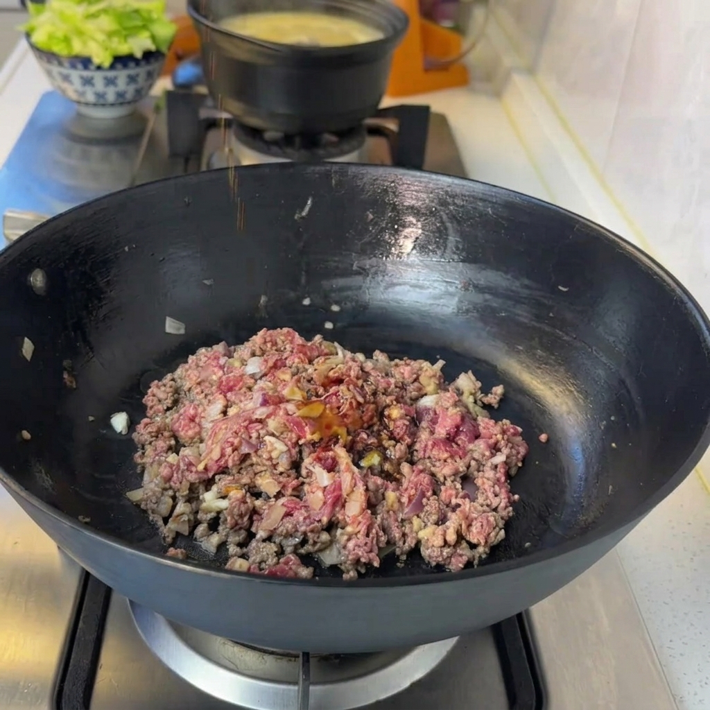 Mélange de bœuf dans la poêle assaisonné avec sauce soja, poivre et ketchup.