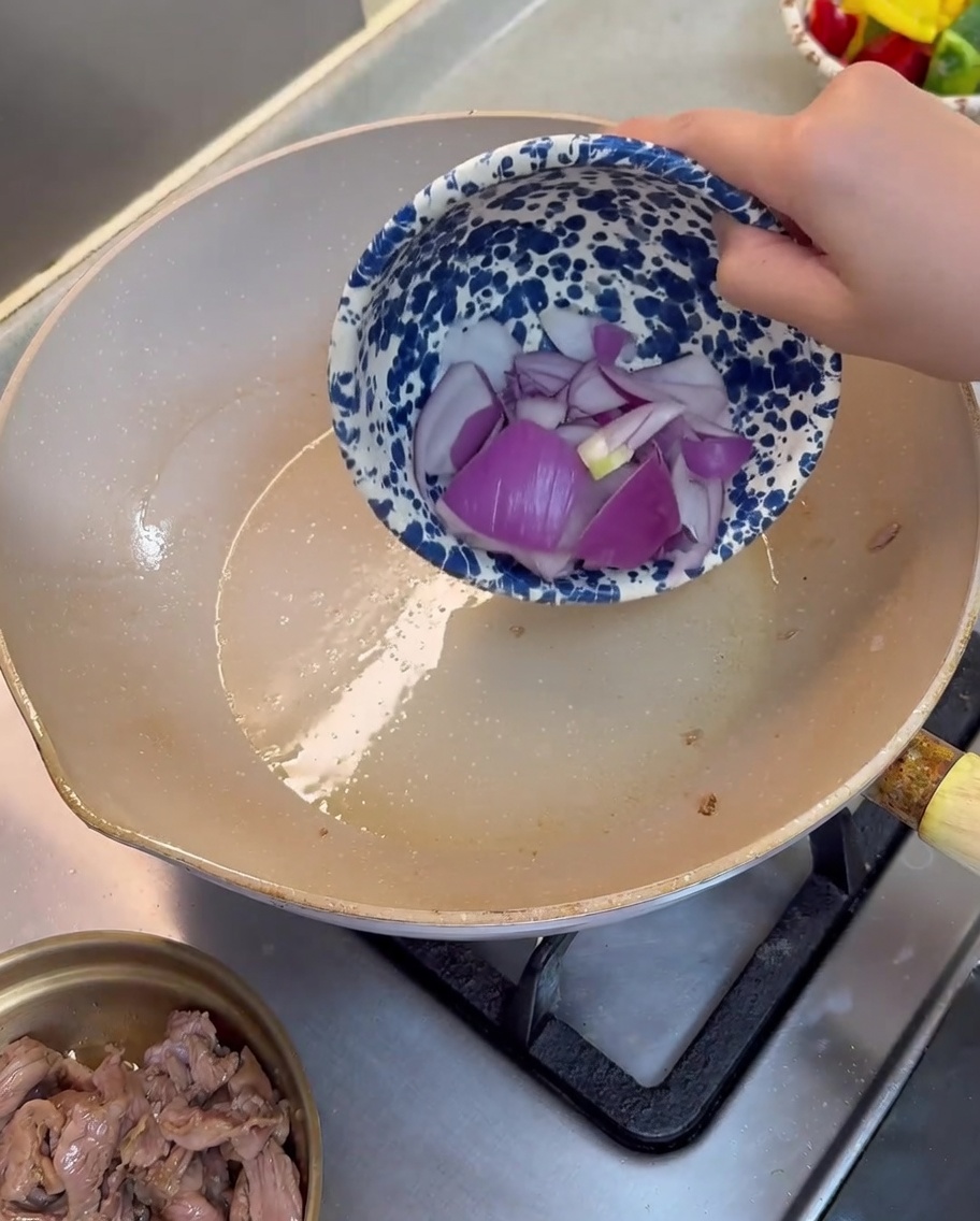 Morceaux doignon violet sautés dans une poêle légèrement huilée.