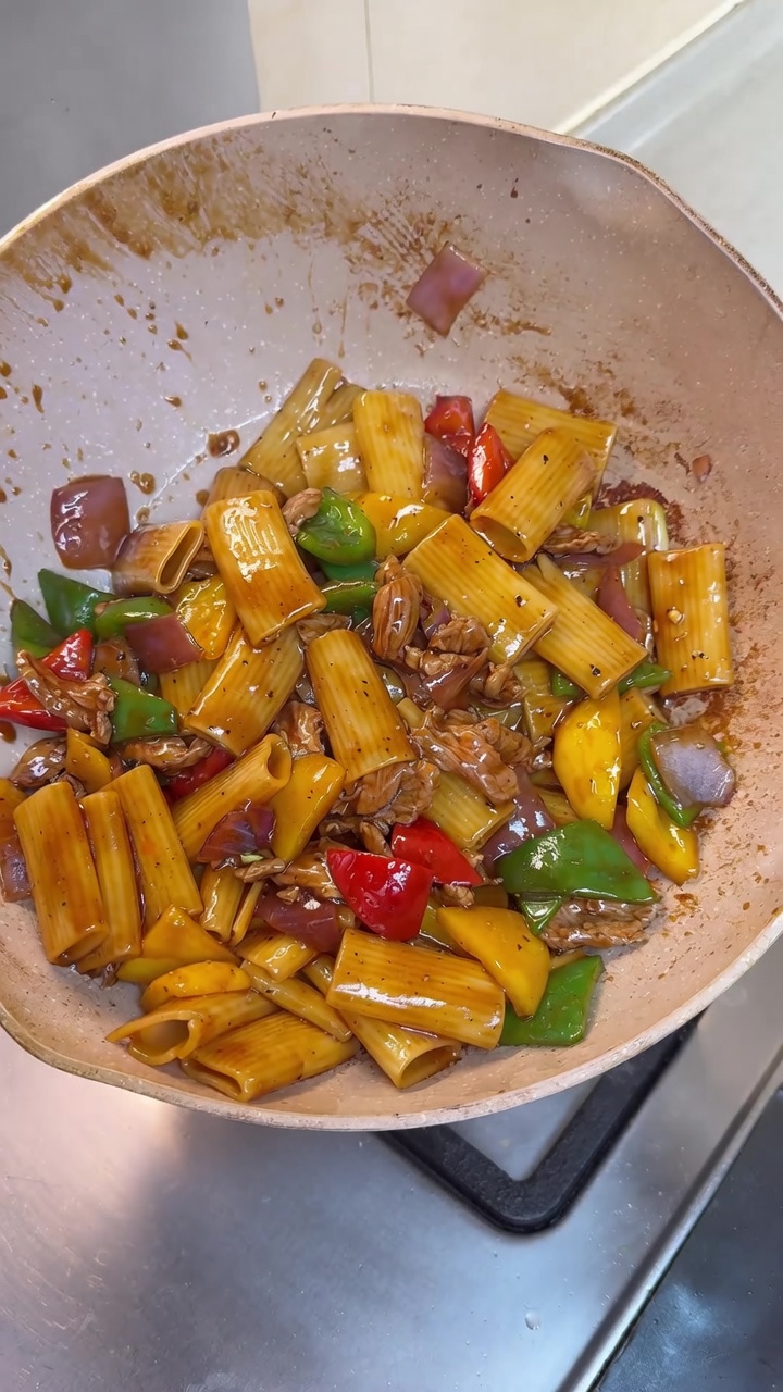 Rigatoni sauté aux porc et poivrons à la chinoise