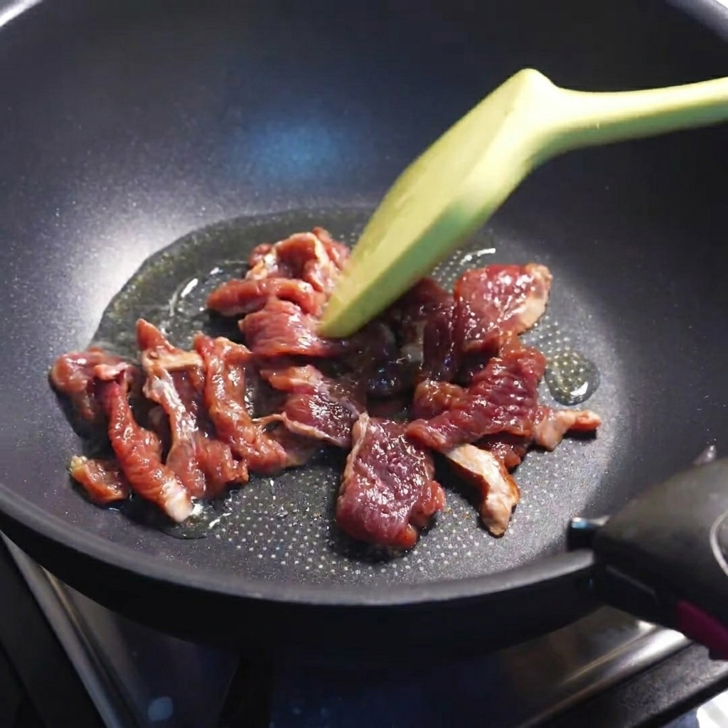 Tranches de bœuf dorant dans une poêle chaude.