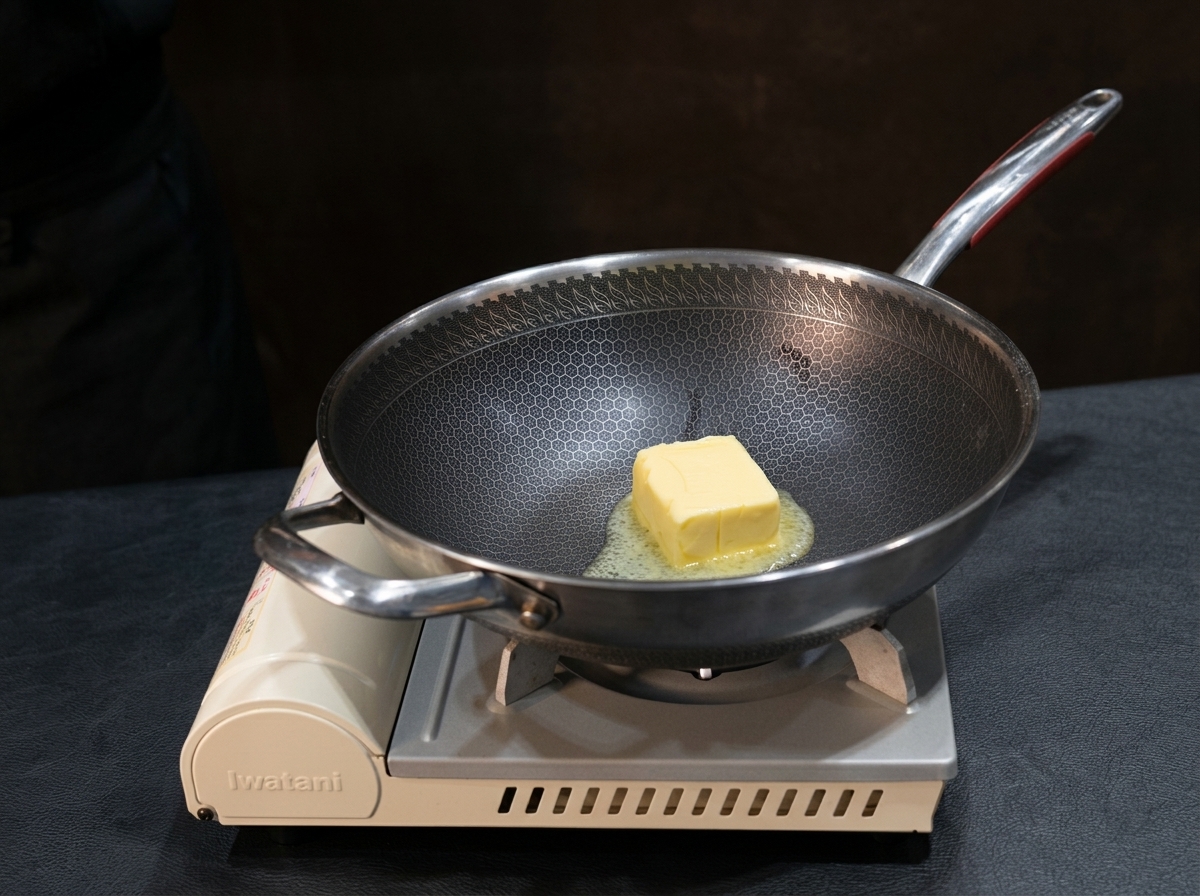 Beurre fondu dans une poêle avec de la farine incorporée au fouet.