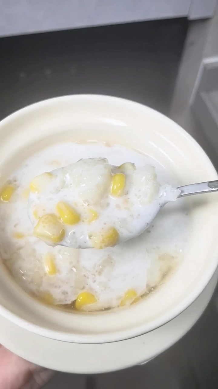 Soupe douce rafraîchissante au maïs, coco et châtaignes d'eau