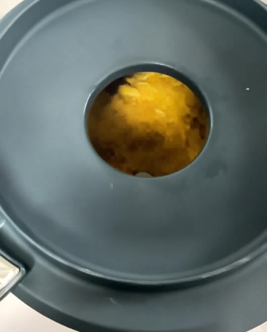Soupe de maïs mixée en une purée jaune lisse et épaisse dans un mixeur haute performance.