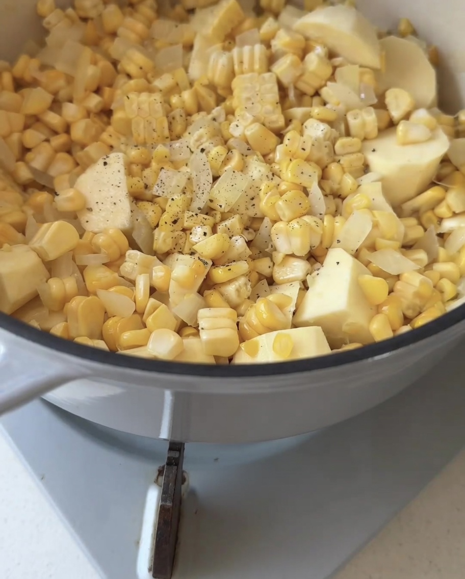 Poivre noir fraîchement moulu sur un mélange de maïs, oignon et patate douce.