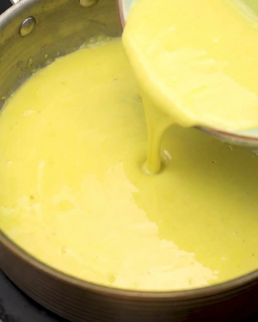 Le jus de maïs versé progressivement dans la casserole contenant le roux.