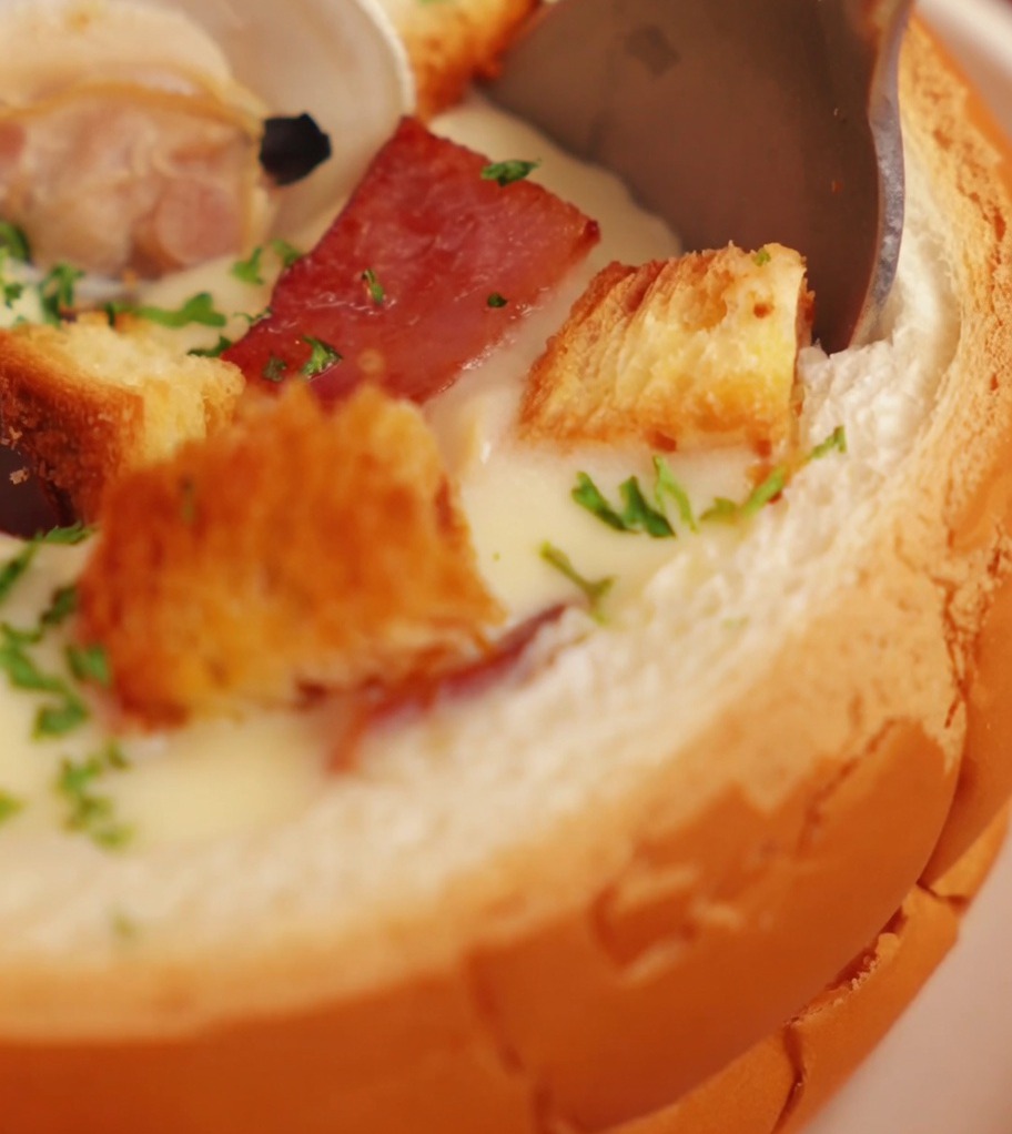Ail émincé et un dé de beurre fondant incorporés dans une poêle doignons et de céleri sautés.