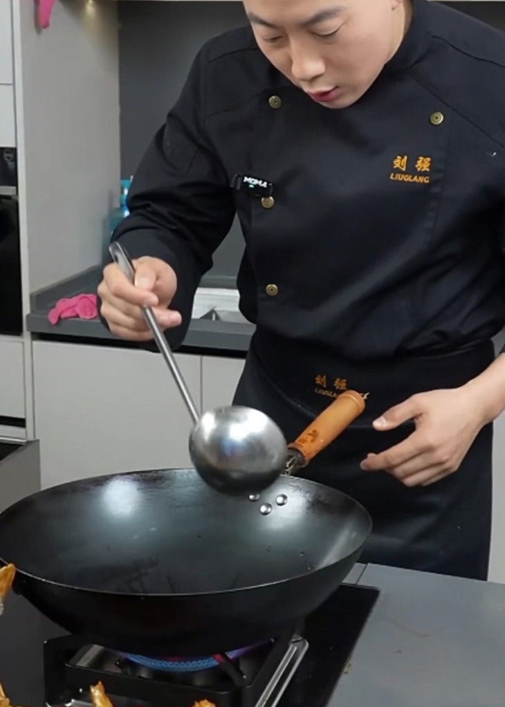 Un wok chaud avec du saindoux fondant et de lhuile, prêt pour les ingrédients.