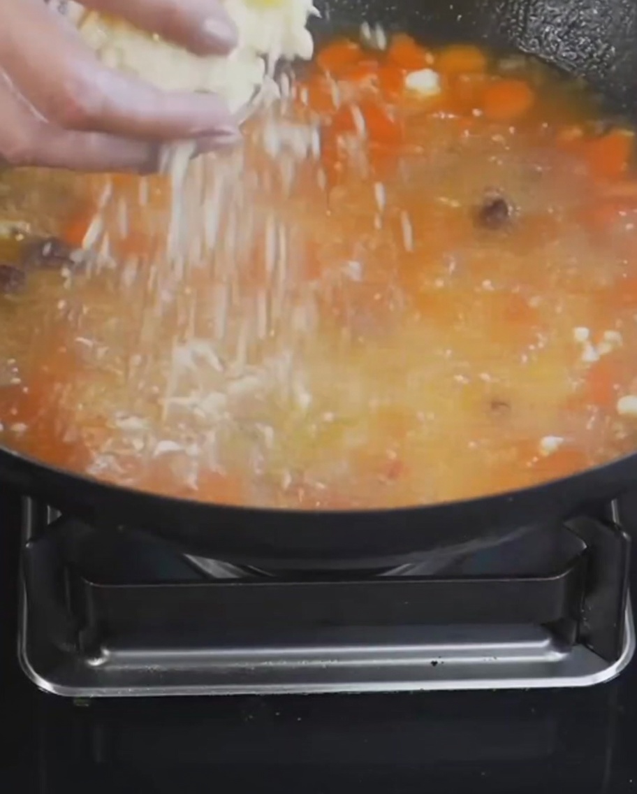 Miettes de farine et dœuf saupoudrées dans une soupe frémissante.