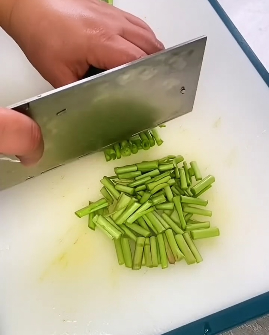 Ciboule chinoise fraîchement hachée sur une planche à découper.