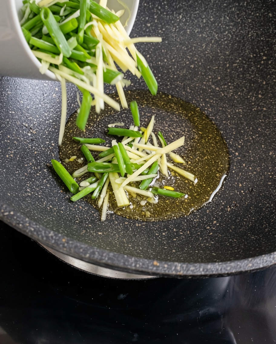 Bâtonnets de pomme de terre crus en train de sauter dans un wok chaud huilé.