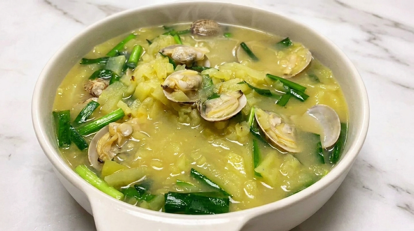 Soupe savoureuse aux pommes de terre et aux palourdes