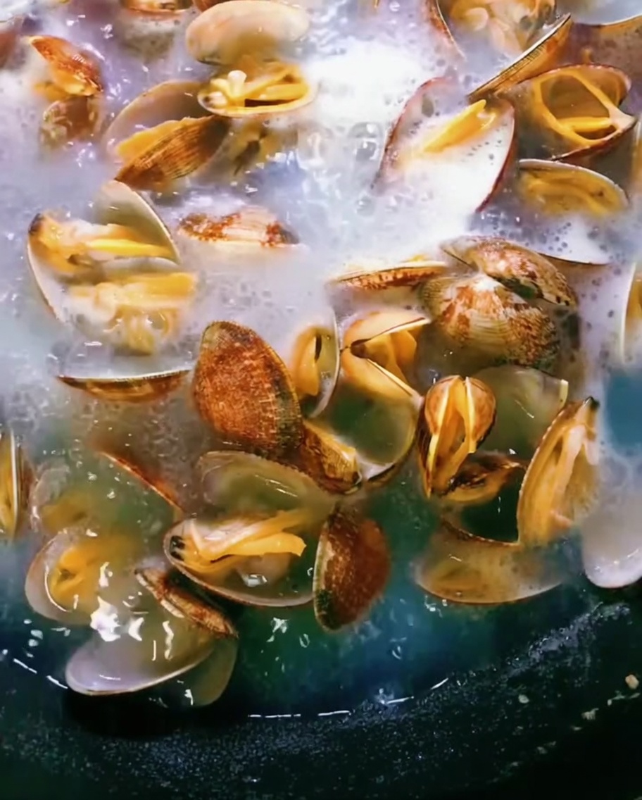 Palourdes dans une casserole deau bouillante, les coquilles souvrent pendant la cuisson.