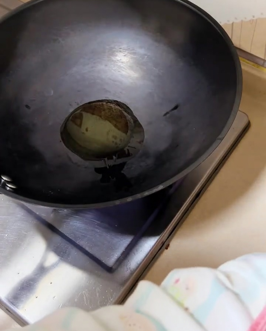 Oignons verts hachés grésillant dans un wok chaud avec de lhuile.