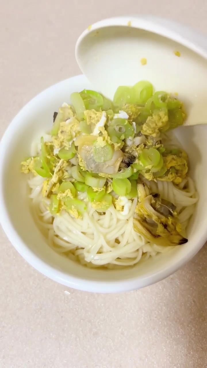 Soupe de nouilles aux œufs, palourdes et haricots rouges