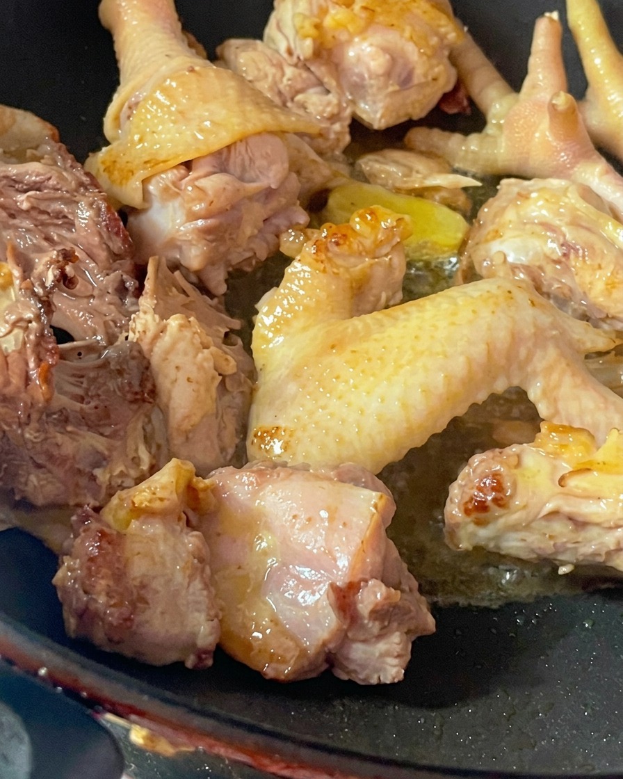 Morceaux de poule crus sautés dans un wok chaud pour éliminer lhumidité.